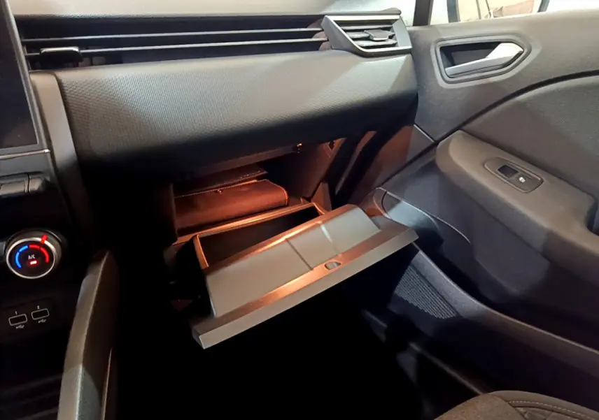 Intérieur de la Renault Clio Business Blue dCi 85 2020, vue côté passager avec boîte à gants ouverte et tableau de bord noir.