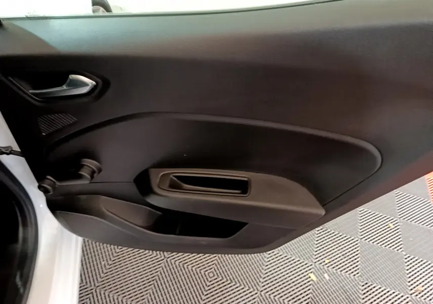 Vue intérieure du panneau de porte côté gauche noir de la Renault Clio Business Blue dCi 85 blanche de 2020.