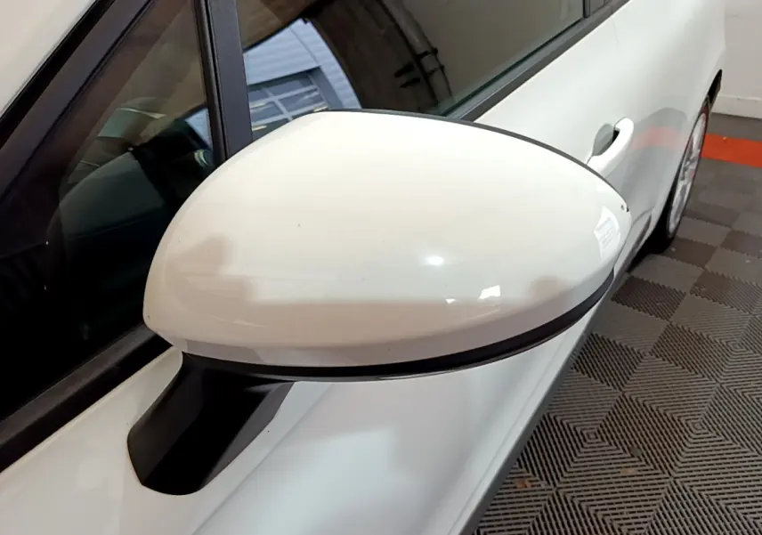 Rétroviseur extérieur droit blanc de la Renault Clio Business Blue dCi 85 vue en gros plan côté passager.