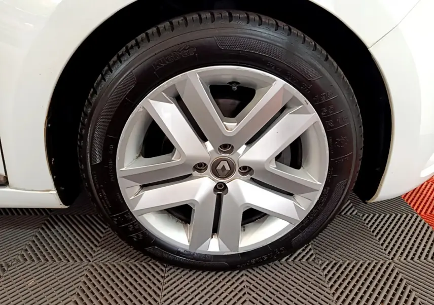 Gros plan sur la roue avant gauche blanche d'une Renault Clio Business Blue dCi 85 avec jante alliage argentée.