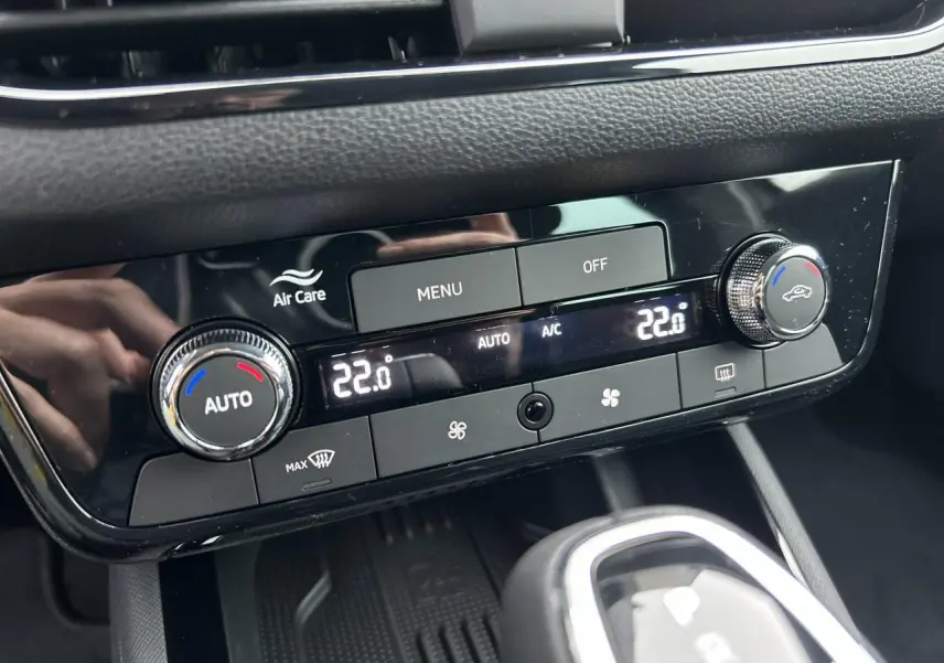 Détail de la console centrale avec climatisation automatique bi-zone affichant 22°C dans un Skoda Kamiq gris graphite.
