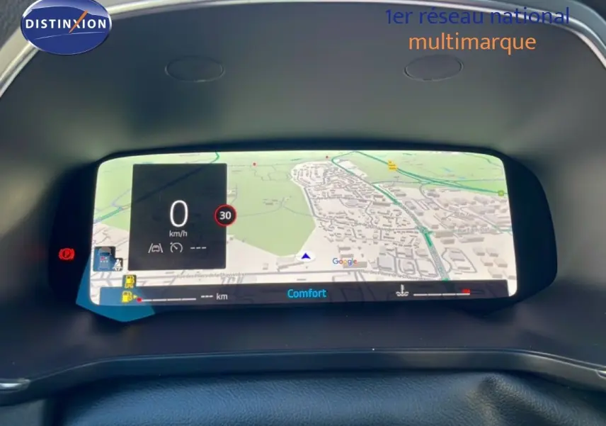 Affichage numérique du tableau de bord du Renault Captur 2025, montrant la navigation et la vitesse à 0 km/h.