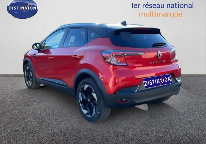 Vue 3/4 arrière droite d'un Renault Captur 2025 rouge désir métal avec toit noir et jantes noires biton.