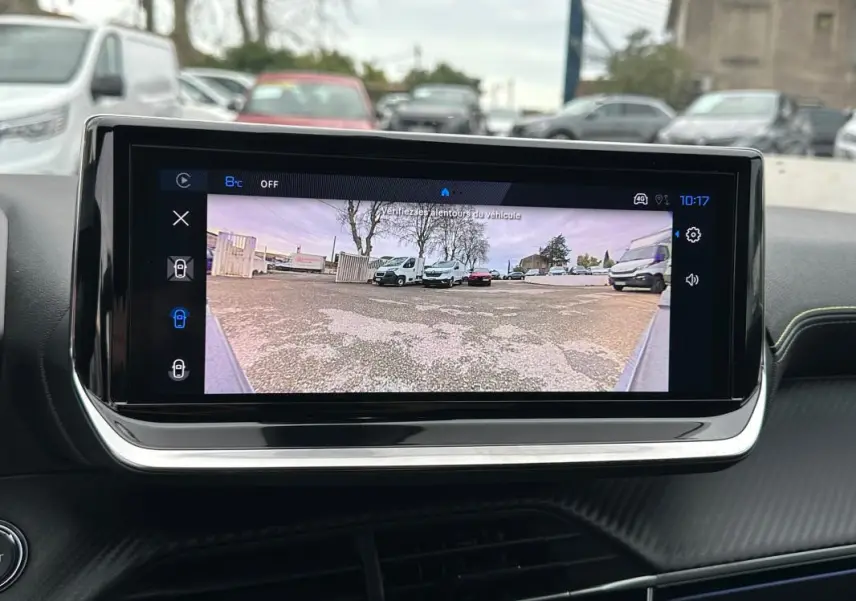 Écran tactile intérieur montrant la caméra de recul d'une Peugeot 208 gris, vue du tableau de bord.