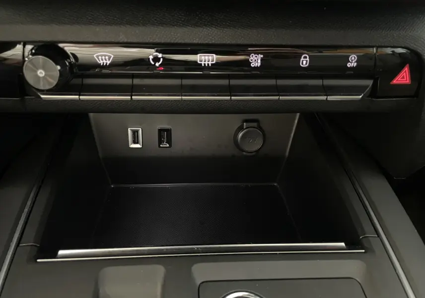Vue rapprochée de la console centrale du Citroën C5 Aircross hybride 2025, avec ports USB et commandes tactiles noires.