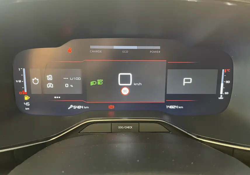 Affichage numérique du tableau de bord du Citroën C5 Aircross Hybride 2025, indiquant la vitesse, la charge et la température.
