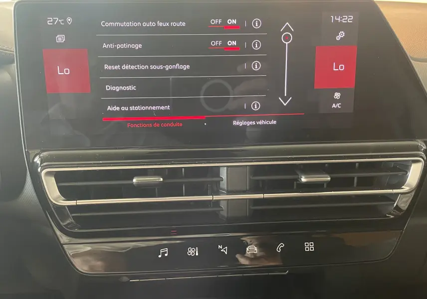 Écran tactile central du Citroën C5 Aircross hybride 2025, affichant les réglages d’aide à la conduite, avec aérateurs en dessous.