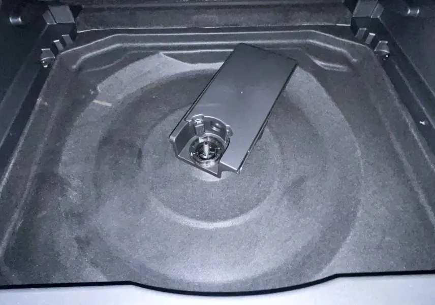 Coffre ouvert du Citroën C5 Aircross hybride gris platinium, vue plongeante sur le rangement sous plancher.