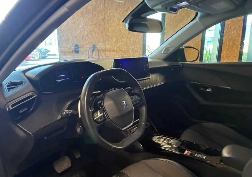 Vue intérieure côté conducteur du Peugeot 2008 gris 2022, avec tableau de bord numérique et écran tactile central.