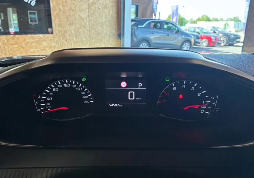 Vue de face du tableau de bord du Peugeot 2008 gris 2022, affichant 54 582 km et vitesse à 0 km/h.