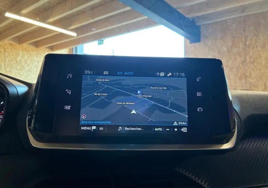 Écran tactile central du Peugeot 2008 2022 affichant la navigation GPS avec interface moderne et commandes tactiles.