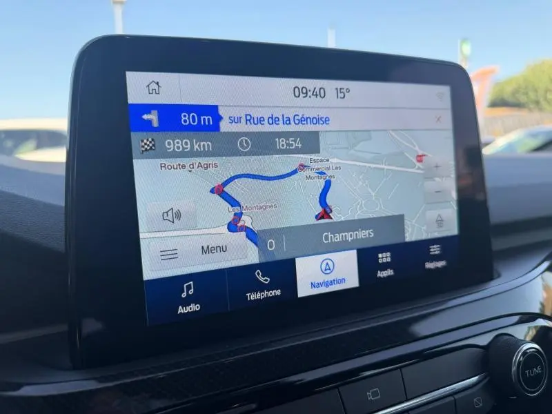 Écran tactile central du Ford Kuga 2024 montrant la navigation GPS avec carte et itinéraire en cours.