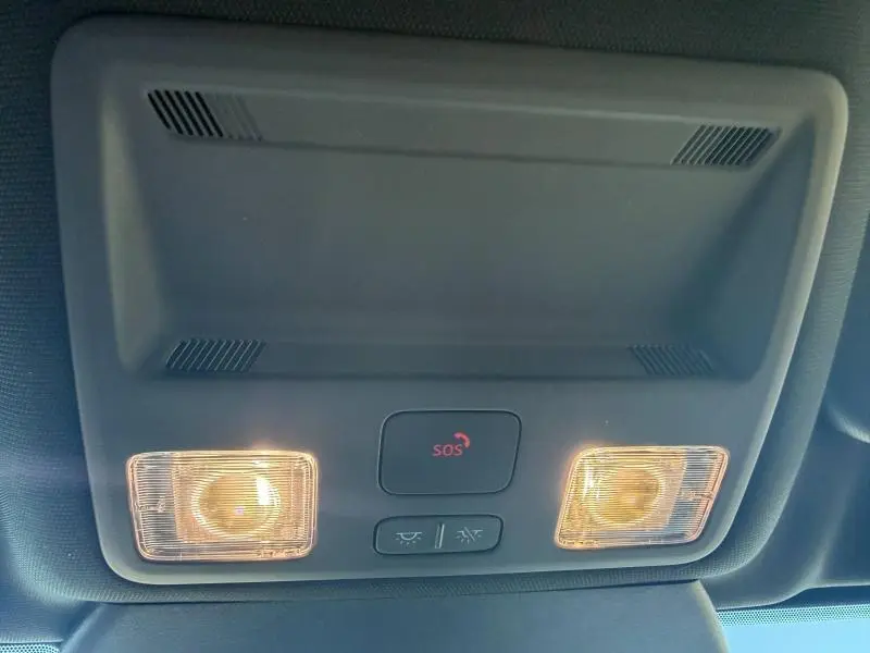 Plafonnier intérieur avec éclairage et bouton SOS du Ford Kuga 2024 gris Solar métallisé, vue de dessous.