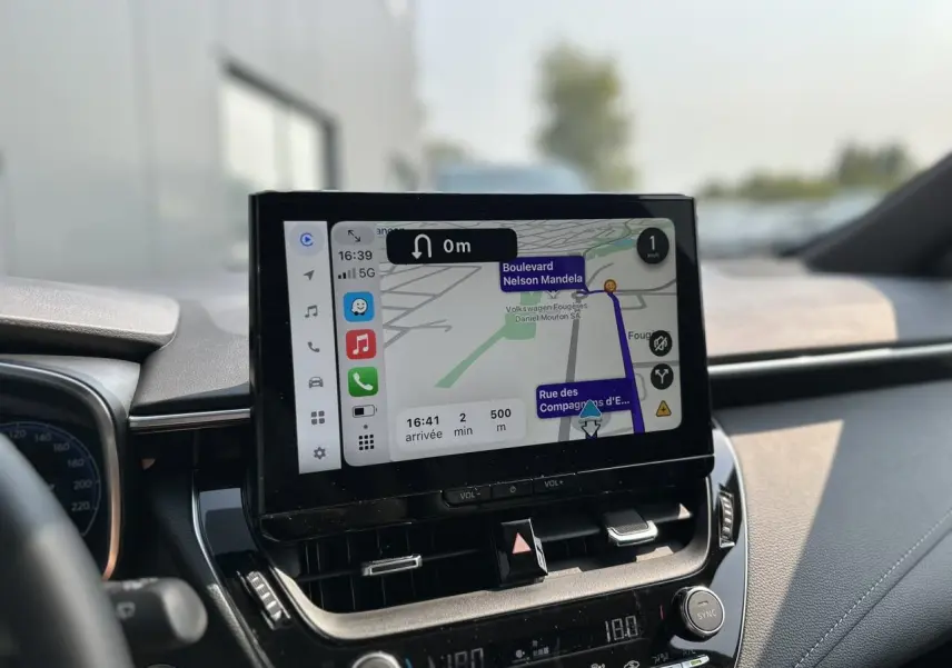Écran tactile central avec navigation GPS dans l'habitacle d'une Toyota Corolla Touring Sport 2025.