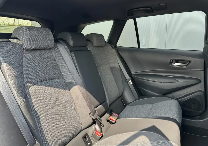 Vue intérieure côté droit des sièges arrière en tissu gris de la Toyota Corolla Touring Sport 2025.