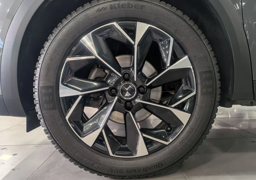 Gros plan sur la jante bi-ton noire et argentée de 18 pouces du DS3 Gris Platinium 2024 côté gauche.