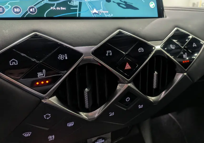 Détail du tableau de bord du DS3 2024 gris Platinium, avec commandes tactiles et aérateurs en losange.