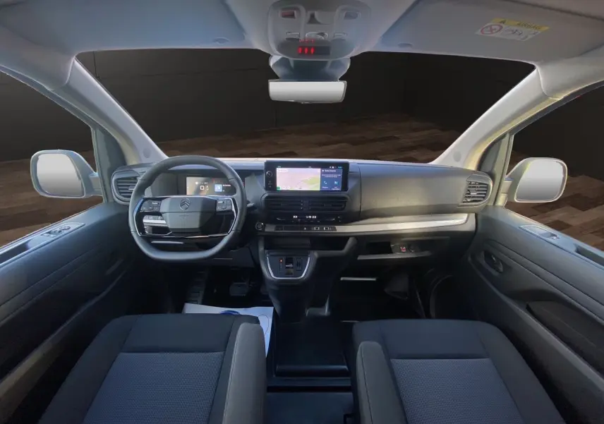 Intérieur avant du Citroën Jumpy XL 2025, tableau de bord moderne avec écran tactile et sièges tissu bi-ton noir-gris.