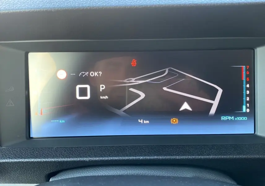 Affichage numérique du tableau de bord du Citroën Jumpy Cabine Approfondie gris acier, avec navigation et indicateurs moteurs.