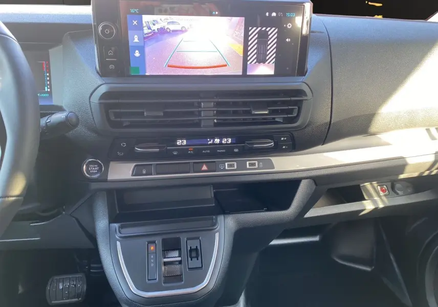 Tableau de bord noir du Citroën Jumpy XL 2025 avec écran tactile affichant la caméra de recul et commandes climatisation double zone.