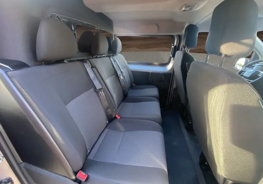 Vue intérieure côté droit sur la banquette arrière noire du Citroën Jumpy Cabine Approfondie gris acier 2025.