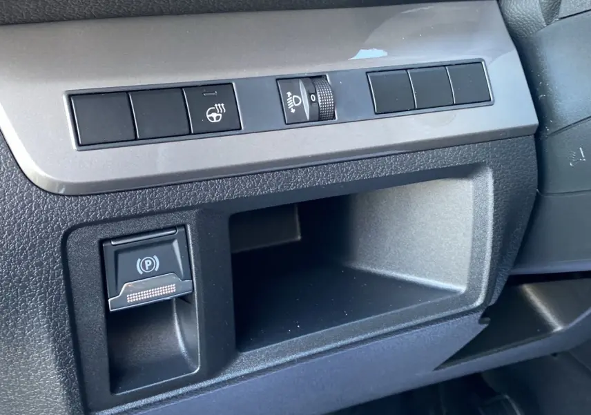 Gros plan sur les commandes du tableau de bord côté gauche du Citroën Jumpy Cabine Approfondie gris acier 2025.