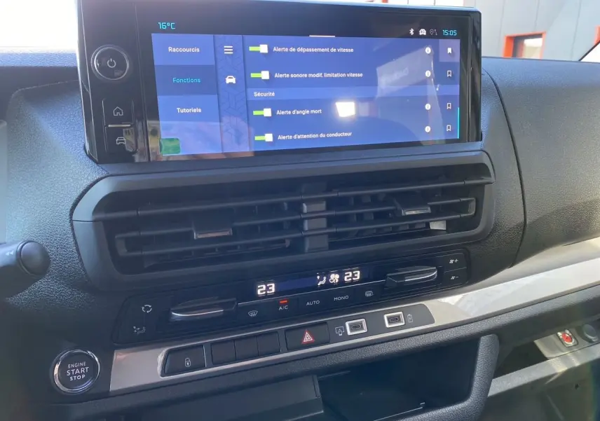 Tableau de bord du Citroën Jumpy XL 2025, vue rapprochée de l'écran tactile et commandes climatisation.