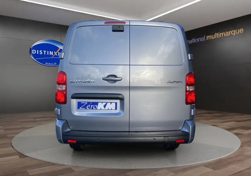 Vue arrière du Citroën Jumpy cabine approfondie gris acier avec portes battantes et feux rouges visibles