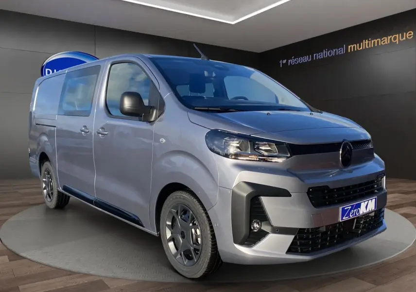 Vue 3/4 avant droit du Citroën Jumpy Cabine Approfondie gris acier avec jantes noires et calandre noire.