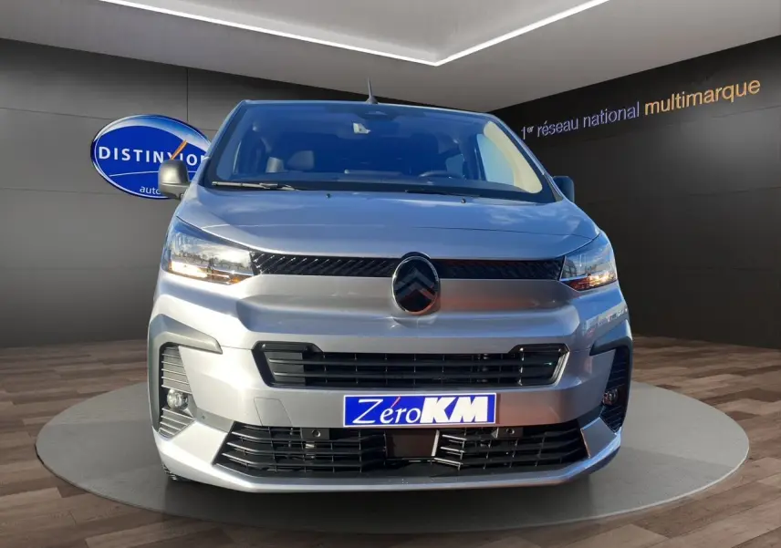 Vue frontale du Citroën Jumpy Cabine Approfondie gris acier avec logo central et plaque Zero KM visible.