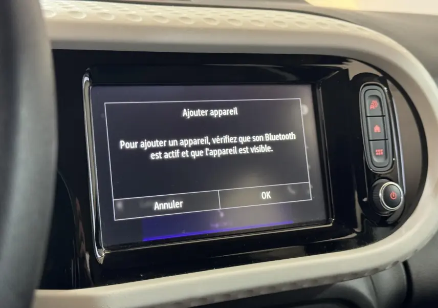 Écran tactile central de la Renault Twingo blanc 2022 affichant l'option d'ajout d'appareil Bluetooth.