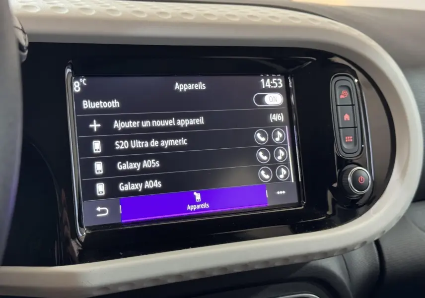 Écran tactile central de la Renault Twingo blanc 2022 affichant le menu Bluetooth avec plusieurs appareils connectés.