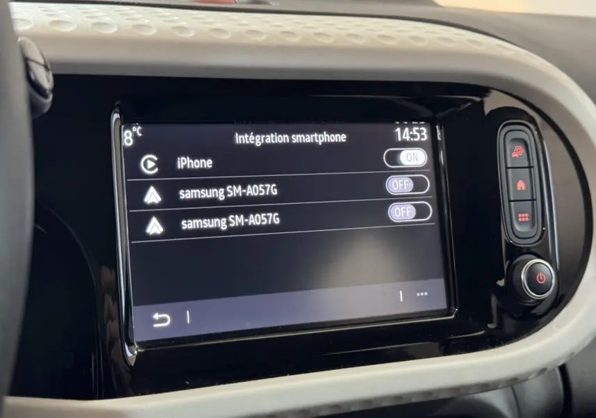 Écran tactile central de la Renault Twingo blanc, affichant l'intégration smartphone avec options iPhone et Samsung.