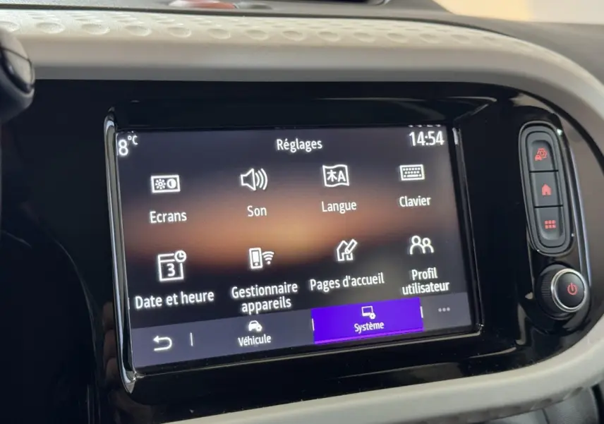 Écran tactile central de la Renault Twingo blanc 2022 affichant le menu Réglages avec commandes son et langue visibles