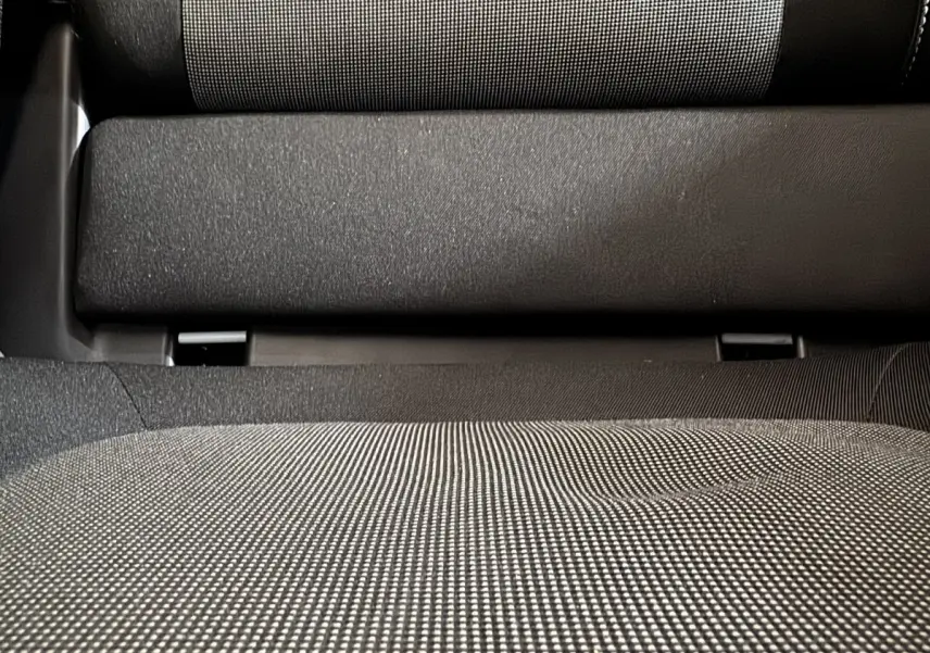 Gros plan sur le tissu gris et noir du siège arrière de la Renault Twingo Equilibre 2022.