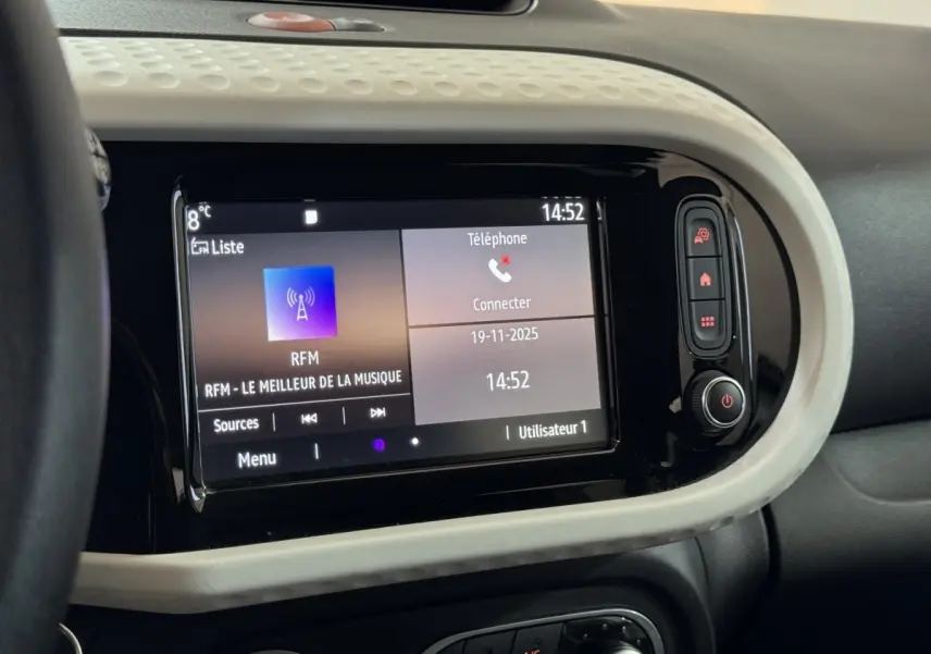 Écran tactile central en gros plan du tableau de bord blanc de la Renault Twingo Equilibre 2022, avec interface multimédia visible.
