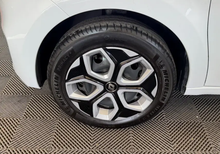 Gros plan sur la roue avant droite blanche d'une Renault Twingo 2022 avec jante en alliage au design moderne.