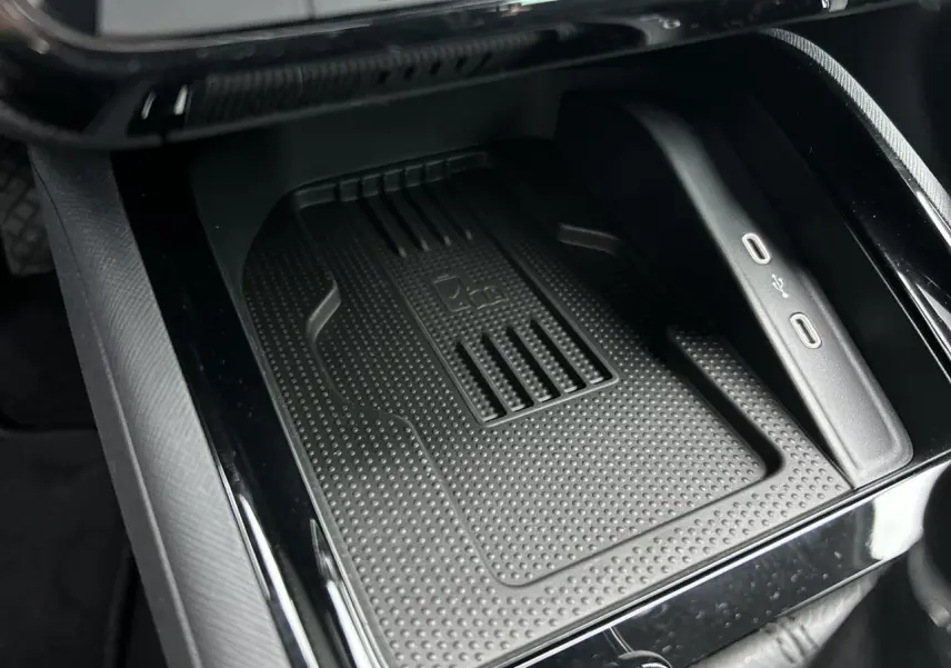 Gros plan sur le chargeur à induction et ports USB-C dans la console centrale du Skoda Kamiq gris graphite.