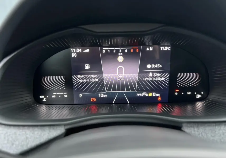 Affichage numérique du tableau de bord du Skoda Kamiq 2025, avec indication de vitesse et informations de conduite.