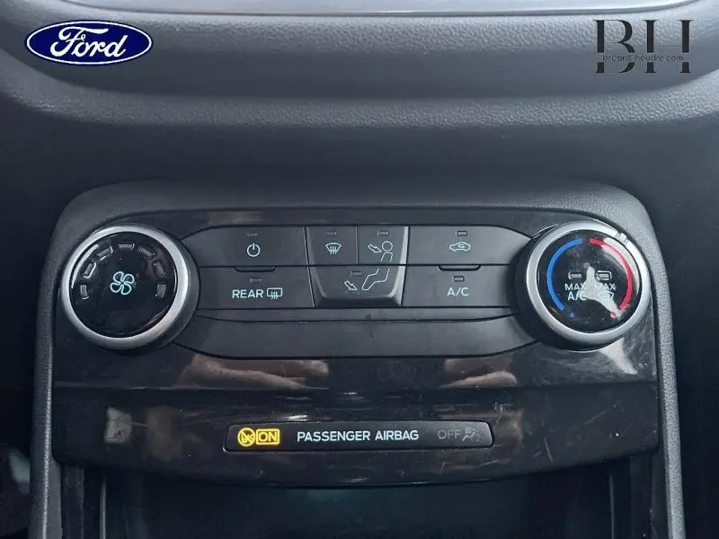 Tableau de bord du Ford Puma 2020 montrant les commandes de climatisation avec réglages de ventilation et température.