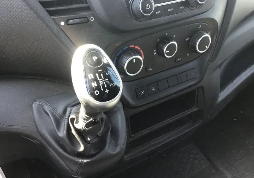 Gros plan sur le levier de vitesses automatique et la console centrale noire de l'Iveco Daily Chassis Cabine 2022.