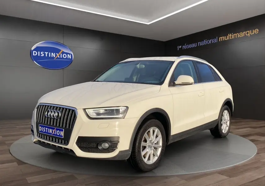 Audi Q3 blanc en 3/4 avant droit avec vitres arrière surteintées, présenté en showroom Distinxion.