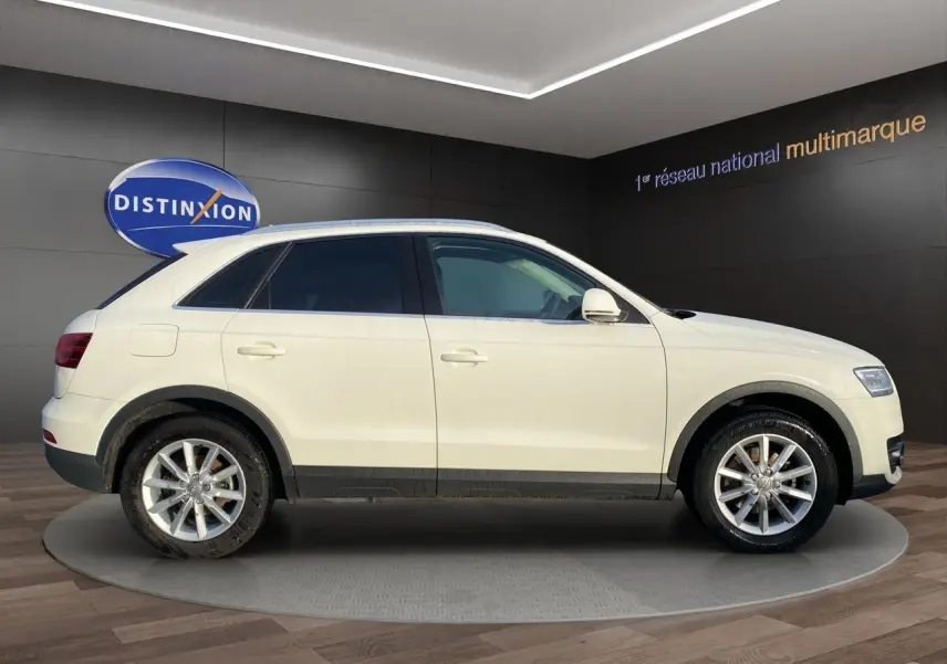 Audi Q3 blanc vue de profil côté gauche, vitres arrière surteintées et jantes alliage 17 pouces.