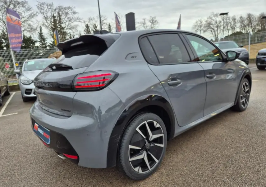 Vue 3/4 arrière droite d'une Peugeot 208 Hybrid 110 gris métallisé avec jantes alliage 17 pouces et feux arrière LED.