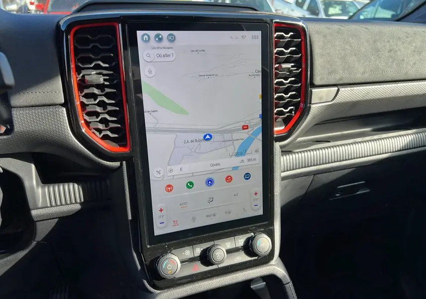 Vue rapprochée de la console centrale avec écran tactile vertical et aérateurs rouges du Ford Ranger Raptor noir.