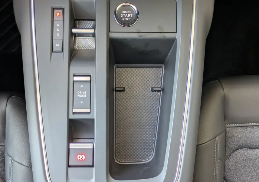 Vue plongeante sur la console centrale noire du Citroën C5 Aircross hybride 2025 avec bouton start/stop et commandes de boîte auto.