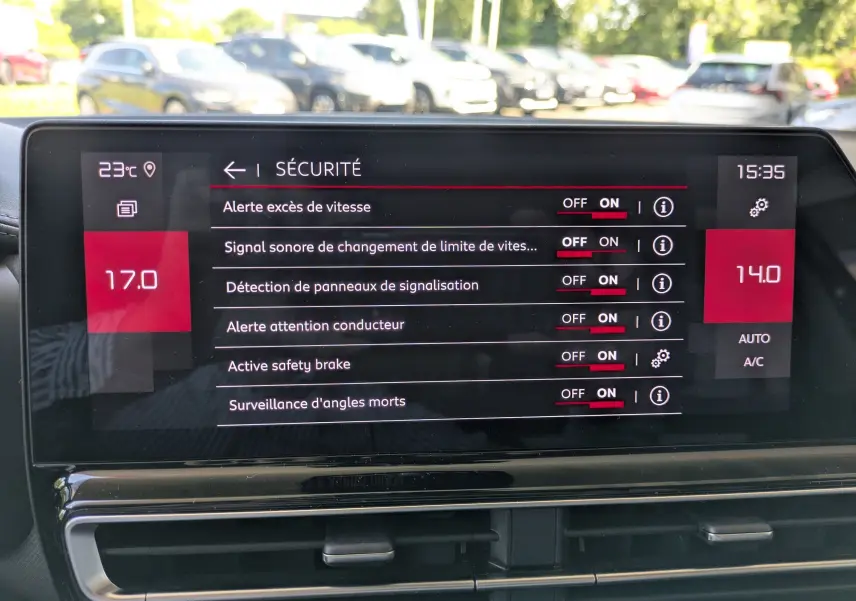 Écran tactile intérieur du Citroën C5 Aircross hybride 2025 montrant les réglages de sécurité activés.