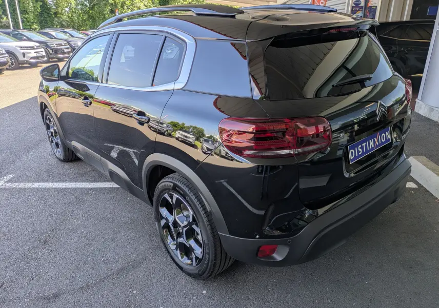 Vue 3/4 arrière droite du Citroën C5 Aircross hybride noir perla avec jantes biton 18 pouces et vitres arrière surteintées.