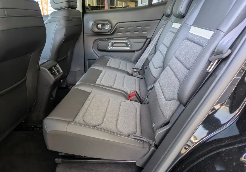 Vue intérieure côté droit des sièges arrière en tissu et TEP gris du Citroën C5 Aircross Hybride 2025 noir Perla.
