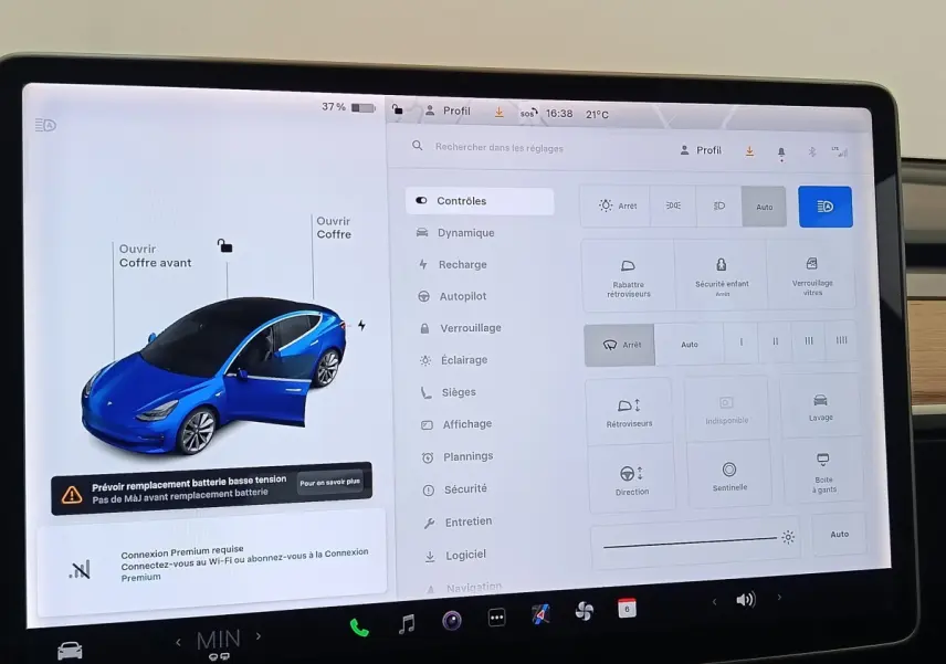 Écran tactile central montrant une Tesla Model 3 bleu en vue 3/4 avant avec porte conducteur ouverte.